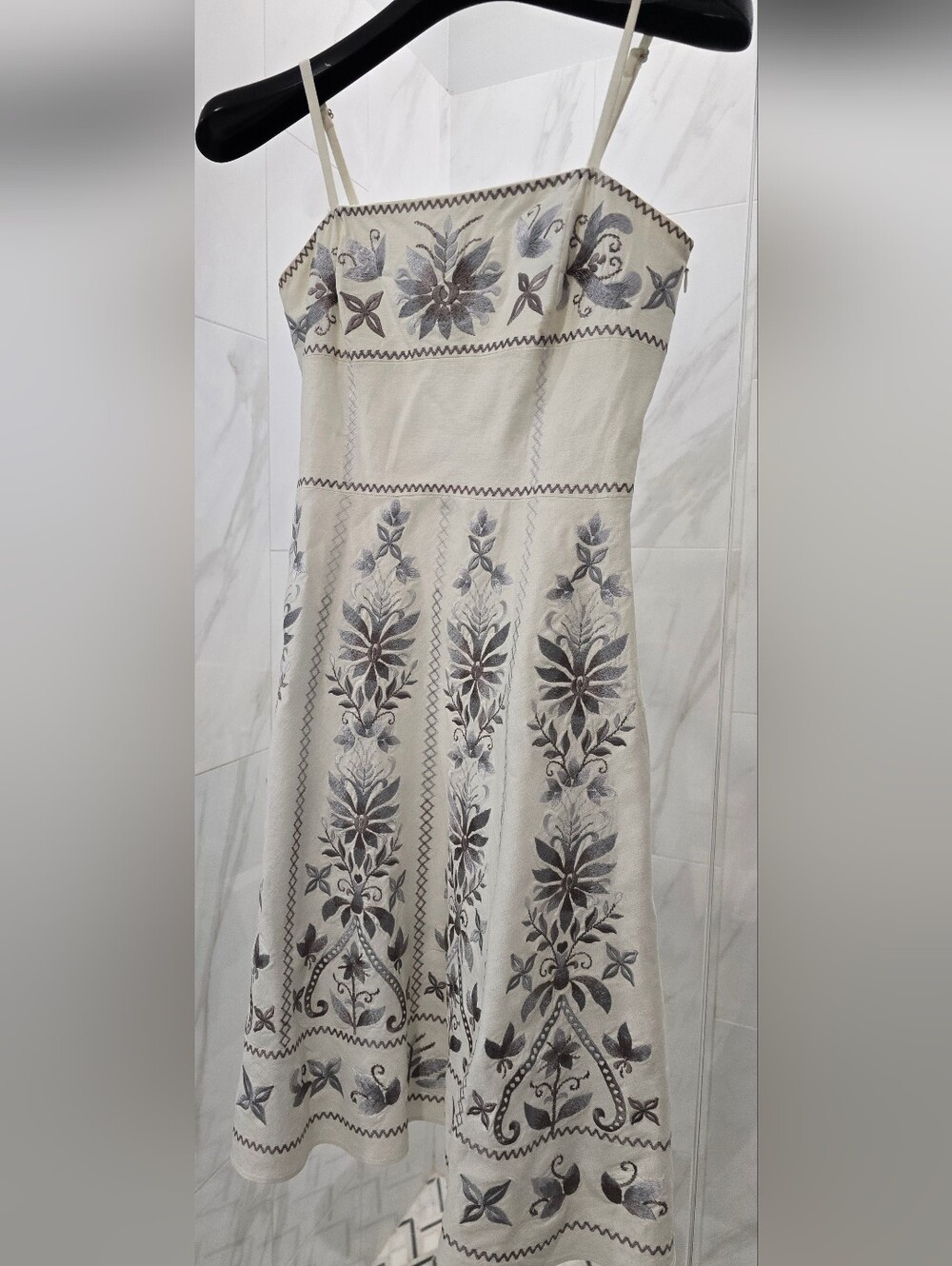 ANTONIO MELANI White &Gray Floral Embroidery, Spaghetti Straps, Fit & Flare Sz:4